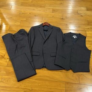 3 piece suit. Excellent condition. Joseph Abboud. Slim Fit jacket and waistcoat.